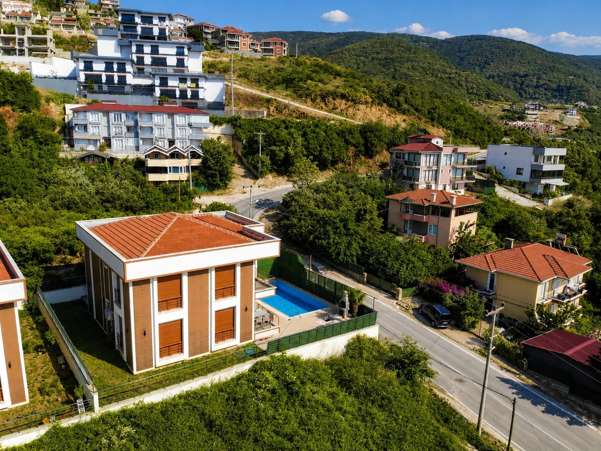 Esenköy Çeşme Mevkiinde 285 m² Havuzlu Saunalı Asansörlü Villa