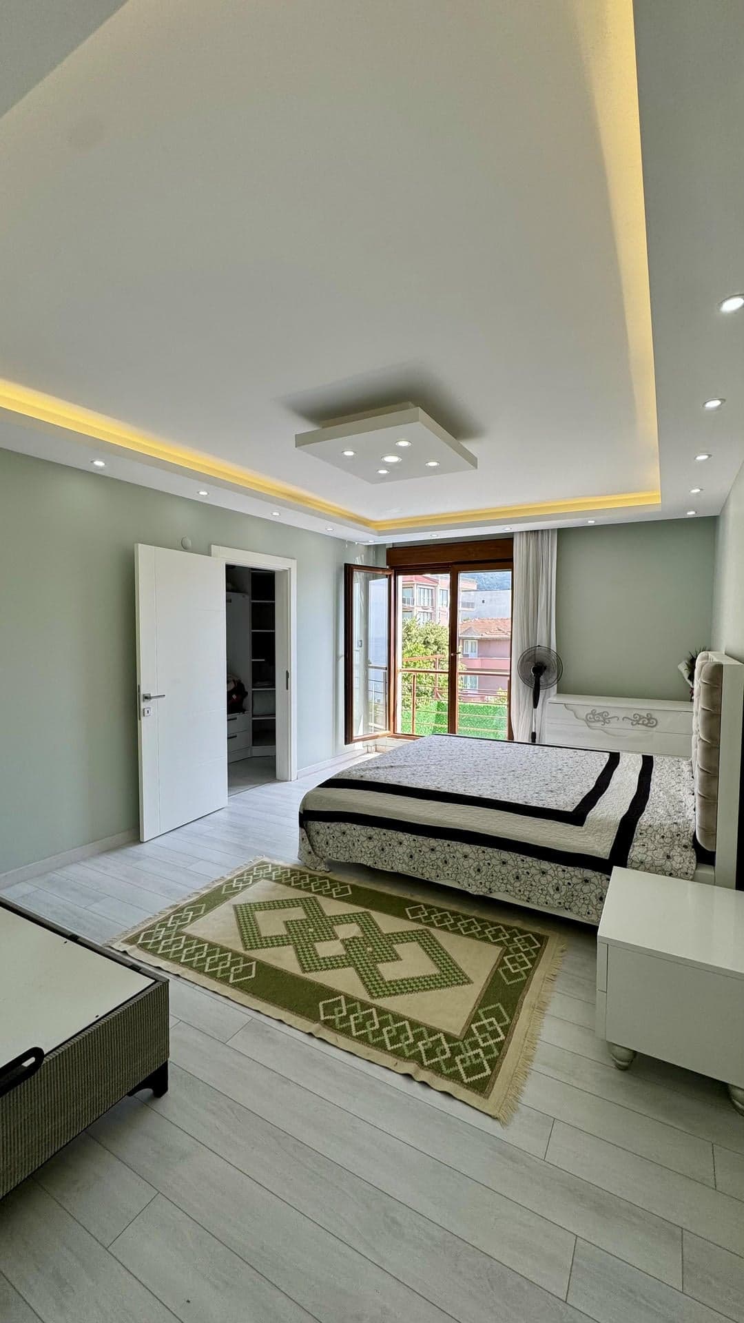 Esenköy Çeşme Mevkiinde 285 m² Havuzlu Saunalı Asansörlü Villa
