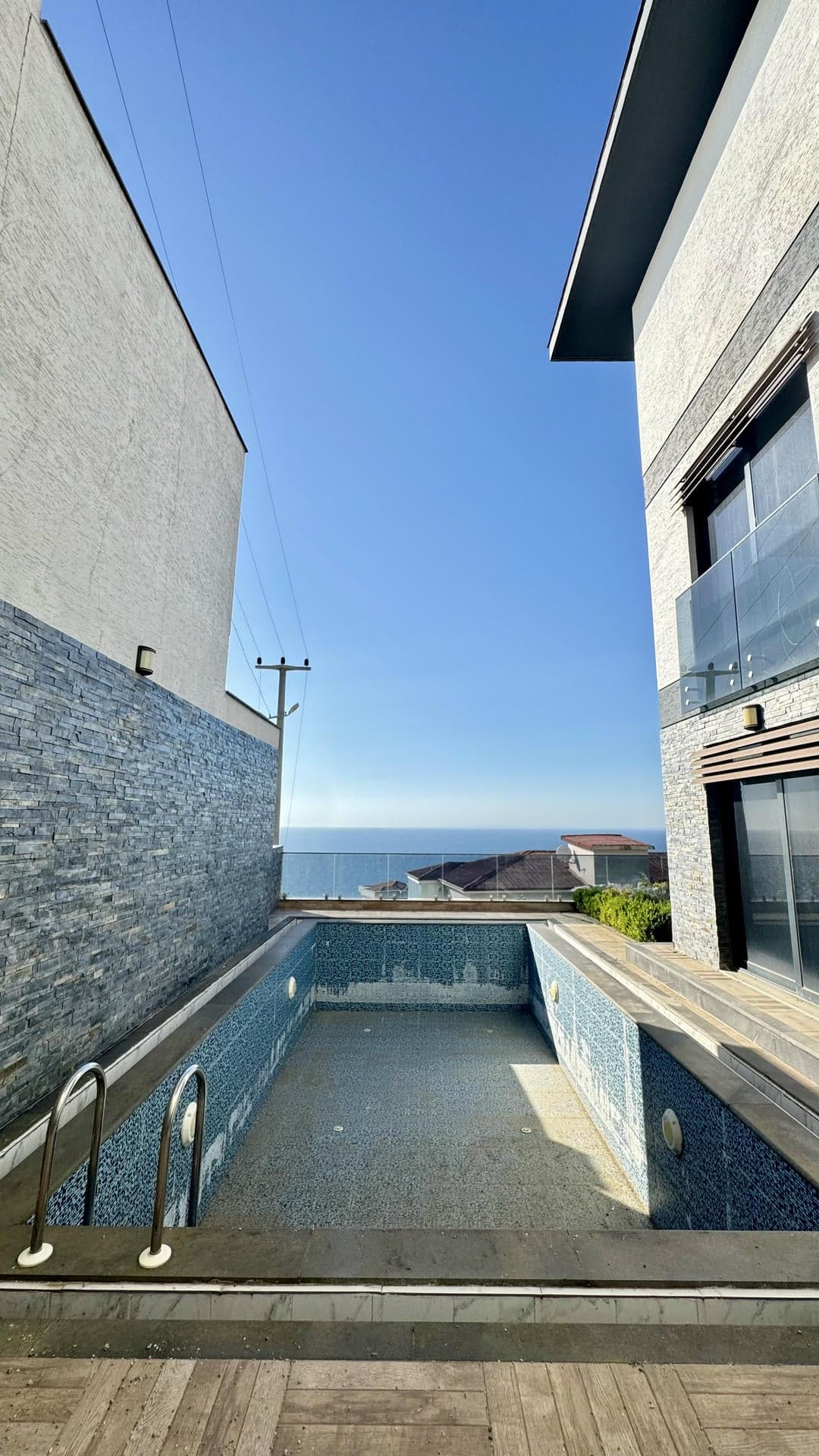 Esenköy Çeşme Deniz Manzaralı Havuzlu Asansörlü Müstakil Villa