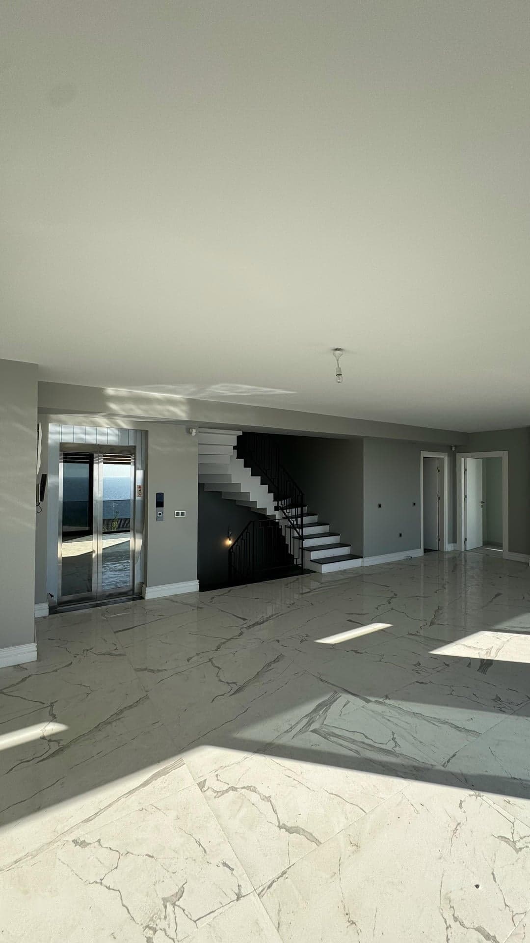 Esenköy Çeşme Deniz Manzaralı Havuzlu Asansörlü Müstakil Villa
