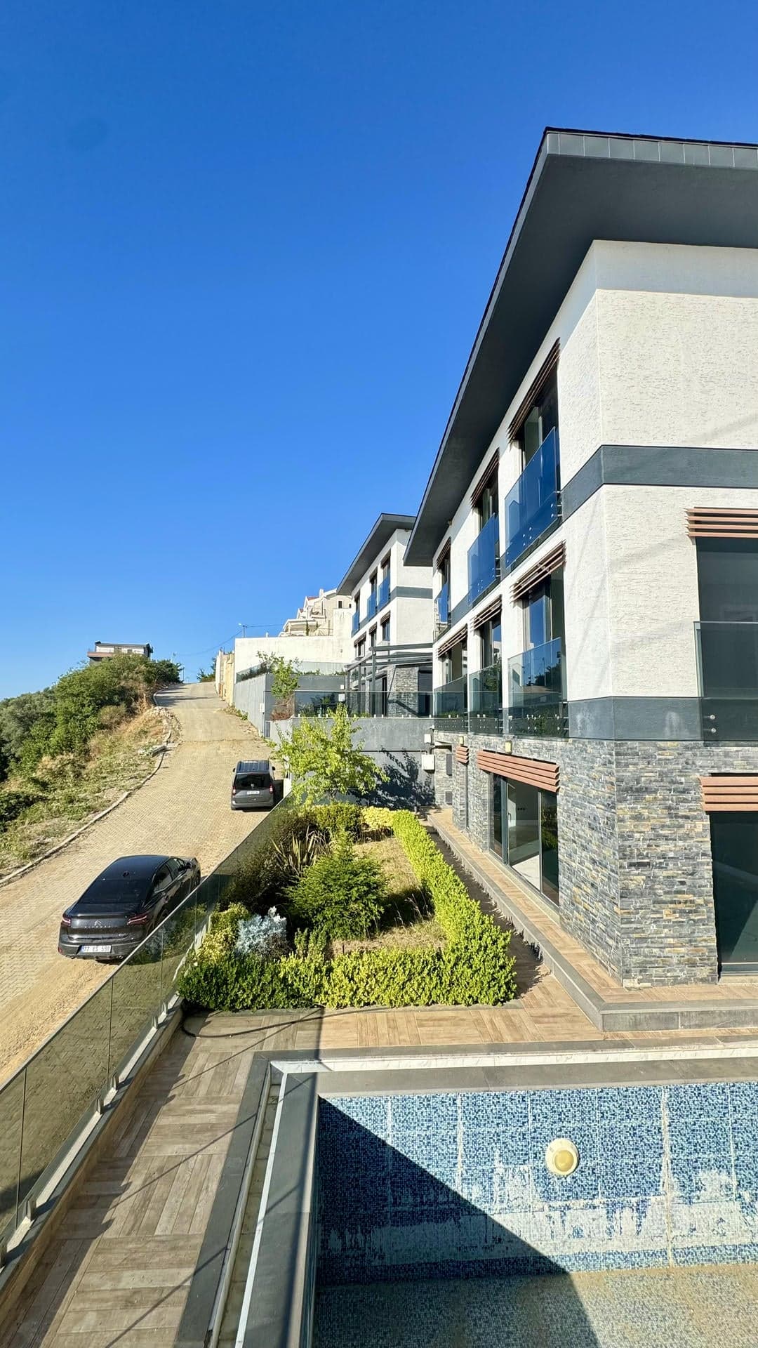 Esenköy Çeşme Deniz Manzaralı Havuzlu Asansörlü Müstakil Villa