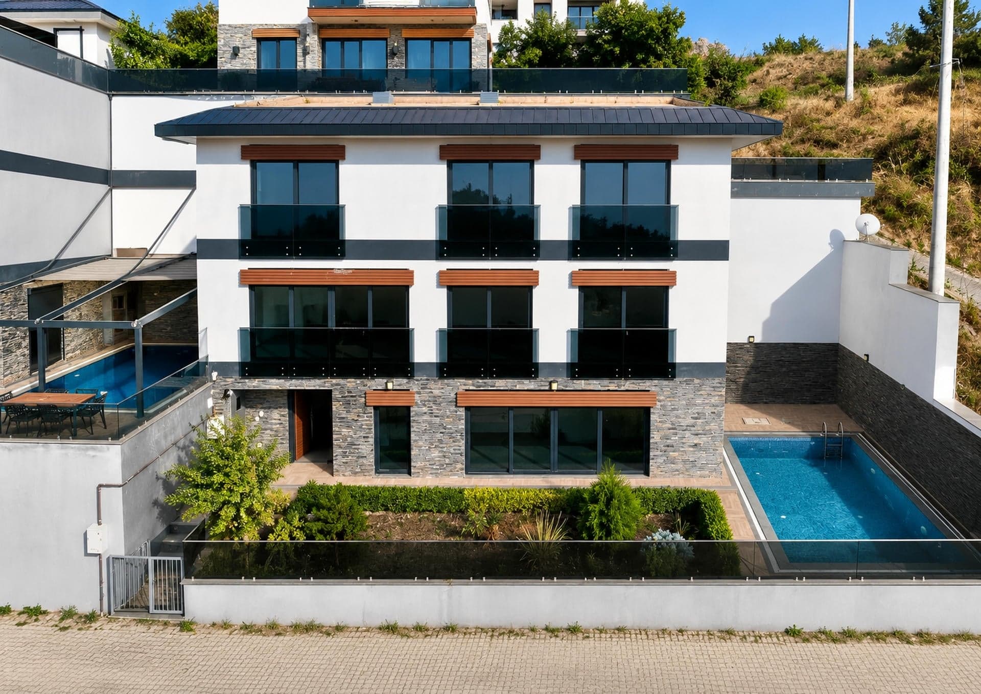 Esenköy Çeşme Deniz Manzaralı Havuzlu Asansörlü Müstakil Villa