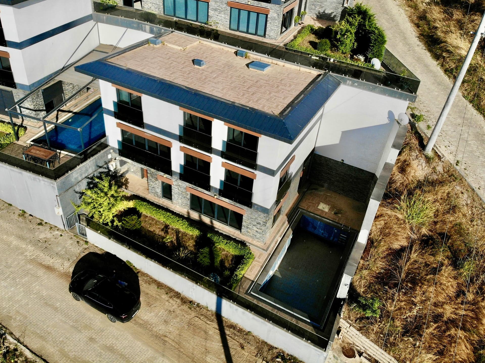 Esenköy Çeşme Deniz Manzaralı Havuzlu Asansörlü Müstakil Villa